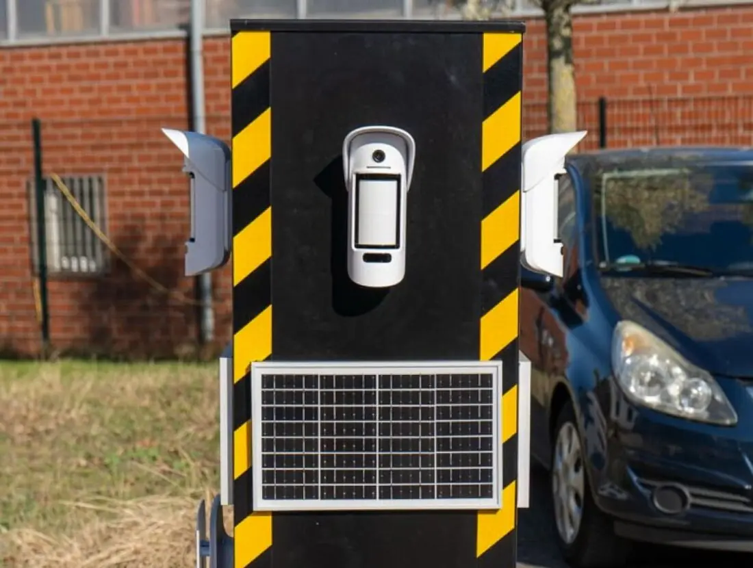 Secure24 Mini-Tower auf einer Stellfläche neben einem Fahrzeug, transportbereit