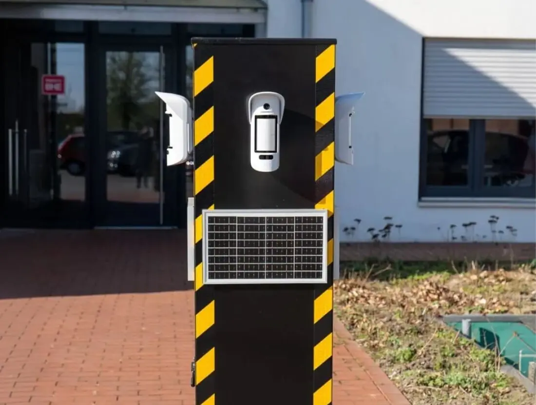 Secure24 Mini-Tower in voller Ansicht mit Solarpanel und seitlichen Meldereinheiten