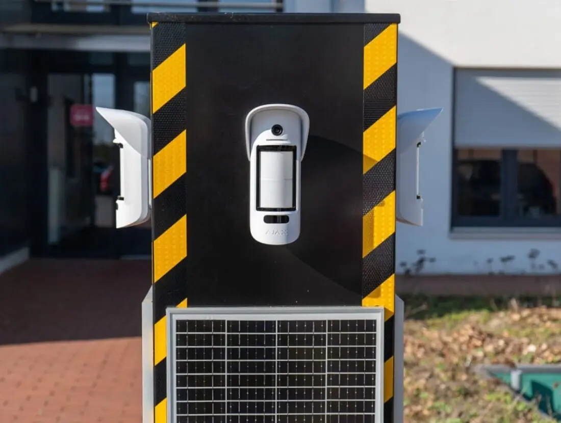 Secure24 Mini-Tower mit Bewegungsmelder, Kameralinse und Solarpanel an einer Zufahrt