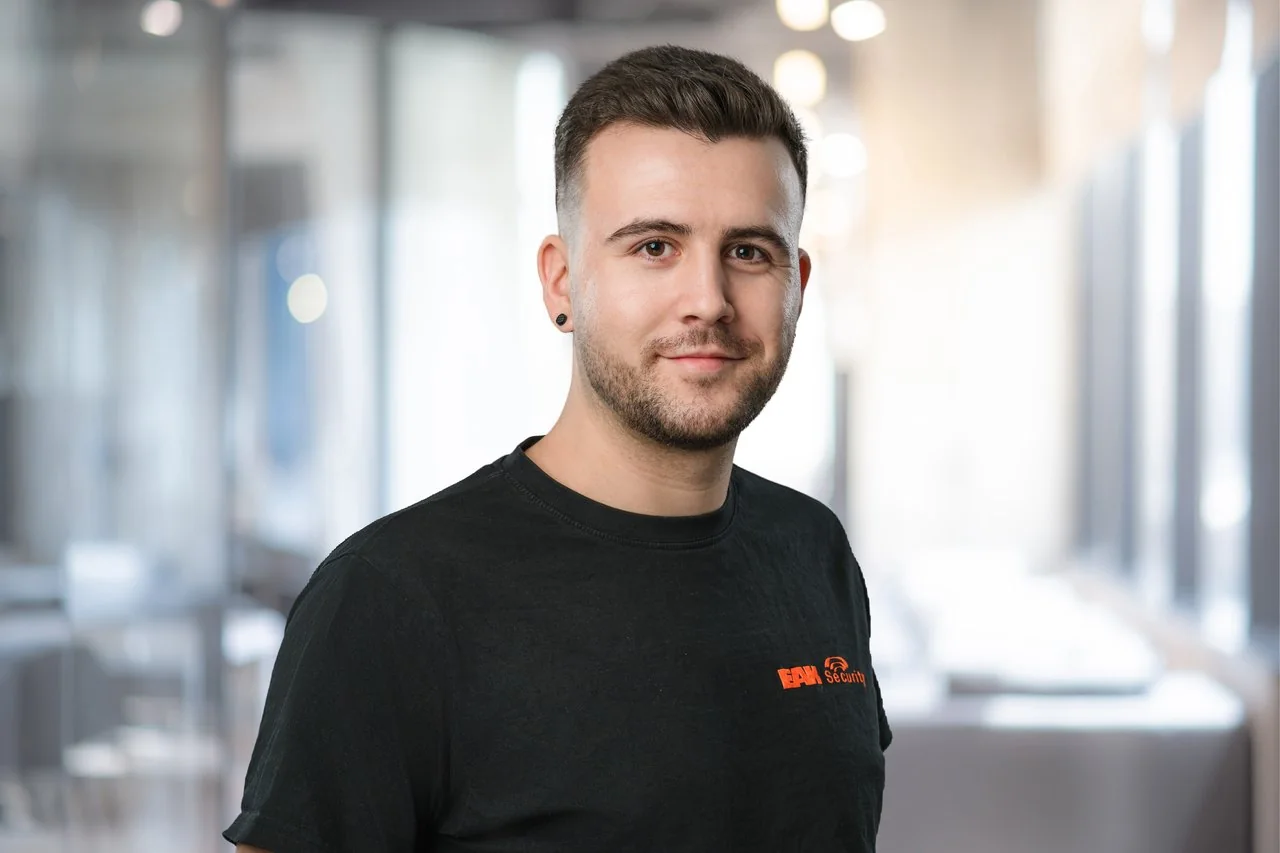 Mitarbeiter der Abteilung Service bei der EAK Security GmbH & Co. KG
